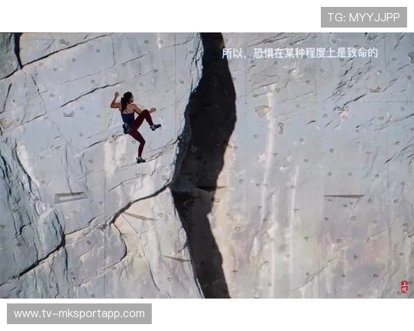 攀岩选手在墙面上“反重力”横移震惊全网
