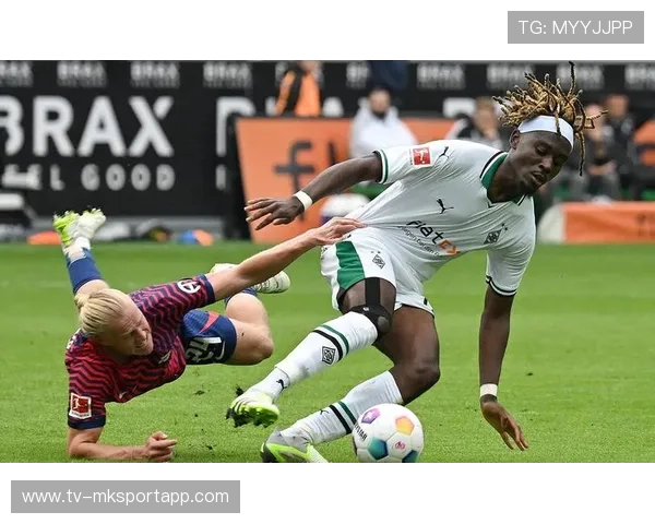 边后卫前插逼抢提升压迫覆盖率，边后卫被压迫